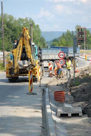 Práce na rekonstrukci ulice Panské pokračují, již brzy bude touto komunikací vedena objížďka uzavřené silnice v Lubině směrem na Frenštát. 
FOTO: DAVID MACHÁČEK