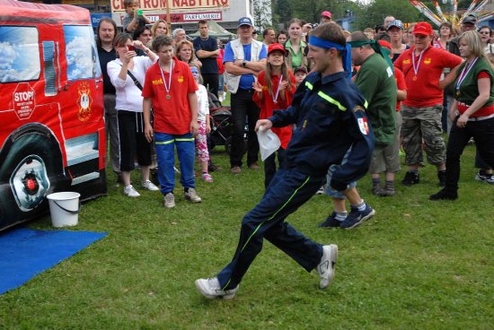 Jeden ze členů soutěžního družstva kopřivnických hasičů vyráží plnit recesní úkol v rámci Lašského laškování. Kopřivnice nakonec získala premiérové vítězství.
FOTO: DAVID MACHÁČEK