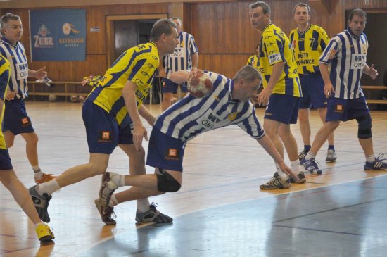 Na Para Handball Cupu kopřivnických vysloužilců se místy bojovalo hodně urputně, stejně jako v tomto zápase nejstarší generace s prostřední. 
FOTO: JANA FEILHAUEROVÁ