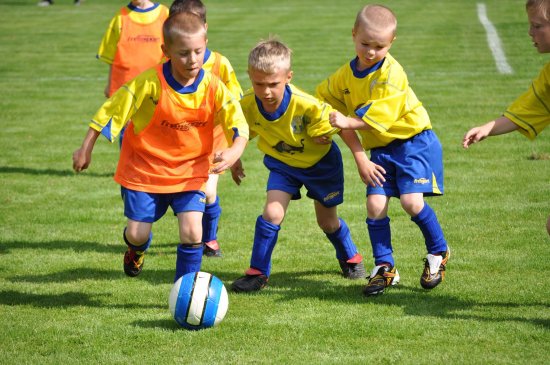 Zatím jsou všichni tam, kde je míč, ale třeba se časem od potěru FC Kopřivnice, který se rovněž představil při oslavách fotbalových kulatin, dočkáme velkých výkonů.
FOTO: JANA FEILHAUEROVÁ