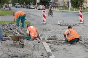 Předláždění havarijních úseků na ulici Štramberské by měli pracovníci Slumeka dokončit nejpozději do konce příštího týdne.
FOTO: DANA HOĎÁKOVÁ
