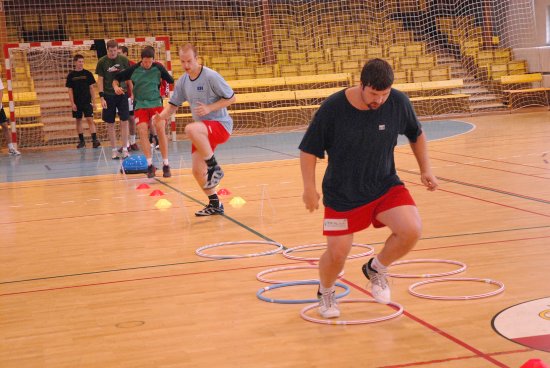 Extraligový tým házenkářů prochází letním drilem. Trénoval i v sobotu 31. července, kdy jej nepříznivé počasí zahnalo do haly.
FOTO: DAVID MACHÁČEK
