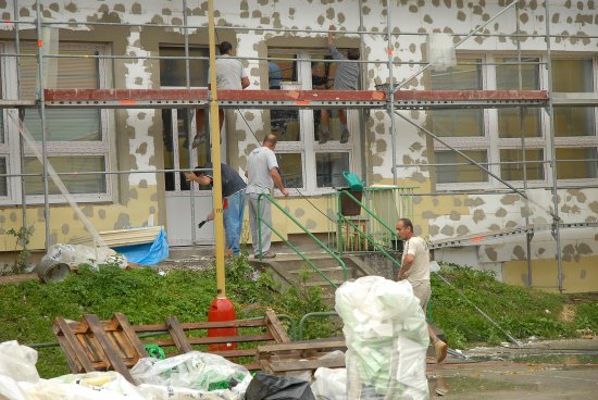 Necelé dva týdny před koncem prázdnin nejsou rekonstrukce školních budov na ulici Alšově a 17. listopadu ani zdaleka u konce. Ředitelé obou škol ale doufají, že začátek školního roku nakonec stihnou připravit.
FOTO: DAVID MACHÁČEK
