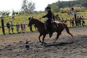 Jeden z účastníků sobotní Western Show na Bubla City Ranchi během disciplíny nazvané Jízda mezi tyčemi.
FOTO: DAVID MACHÁČEK
