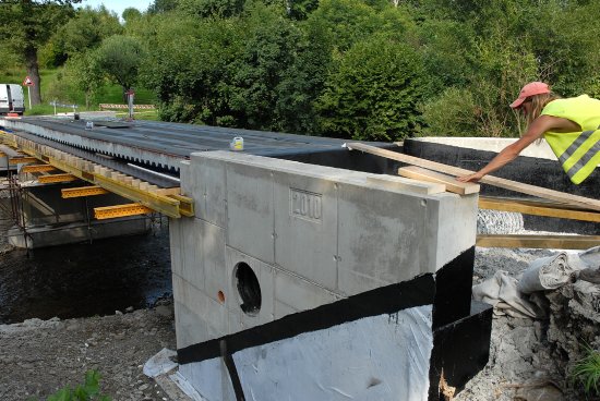 Nový most přes Lubinu na Holotě zatím působí dojmem stavby ve fázi rozpracovanosti. Veřejnosti by však měl začít sloužit od 1. září.
FOTO: DAVID MACHÁČEK