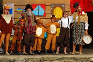 Účastníci tábora Malovaná písnička pořádaného DDM v úvodu svého koncertu na Hukvaldech uvedli muzikálovou verzi pohádky O Budulínkovi.
FOTO: DAVID MACHÁČEK