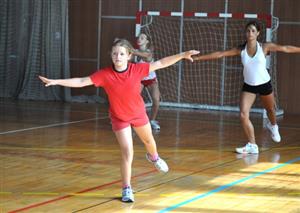 Suchá příprava je nedílnou součástí letního tréninkového drilu krasobruslařů. Kromě obecných sportovních schopností v ní rozvíjejí i speciální dovednosti (viz foto).
FOTO: JANA FEILHAUEROVÁ