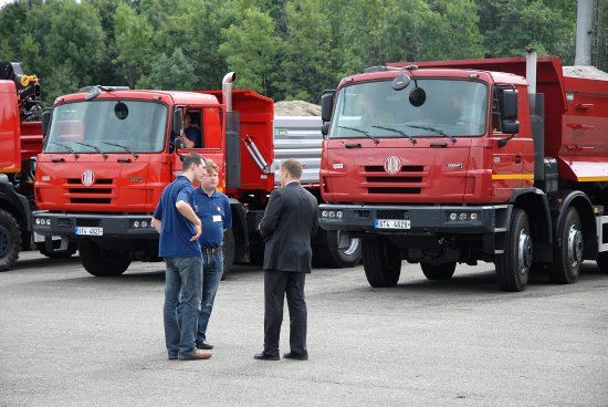 Marketingový šéf Tatry Martin Najzr se zkušebními řidiči Tatry před faceliftovanými vozy typu Tatra Terrn°1 na předváděcí akci Tatra Road Show.
FOTO: DAVID MACHÁČEK