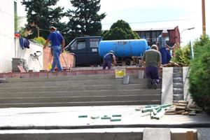 Opravu schodů v centru města prodloužil a prodražil špatný stav původního podkladního betonu. Oprava by měla skončit do poloviny září. 
FOTO: DANA HOĎÁKOVÁ