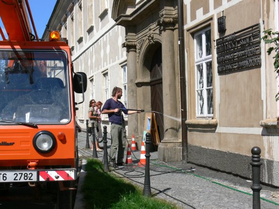 Čištění fasády piaristické koleje se provádí pravidelně. Letos se navíc na budově opravovaly parapety.
FOTO: ILONA MAZALOVÁ