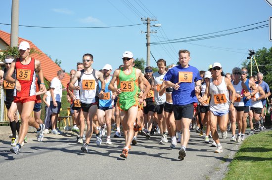Na trať Běhu oborou se v horkém počasí vydalo 62 běžců. S číslem 25 odstartoval pozdější vítěz Miloš Macíček z Lašského běžeckého klubu Kopřivnice.
FOTO: JANA FEILHAUEROVÁ