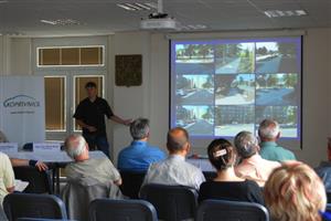 Architekt města Milan Šmíd seznámil občany na veřejném projednání s návrhem projektu I. etapy rekonstrukce ulic Štefánikovy a Štramberské.
FOTO: DANA HOĎÁKOVÁ