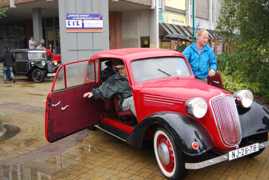 Na sto padesát lidí využilo v sobotu možnost svézt se v historických tatrovkách ulicemi Kopřivnice.
FOTO: DANA HOĎÁKOVÁ