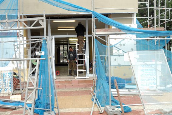 Nedokončená rekonstrukce vstupu do Základní školy na ulici 17. listopadu zapříčinila, že zde školní rok začne až na začátku příštího týdne.
FOTO: DAVID MACHÁČEK