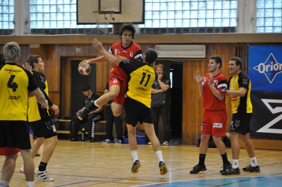 Kopřivnická spojka Ivo Martinásek byl jedním z mladíků v kopřivnickém dresu, kteří na turnaji Tatry dostali prostor ukázat, co v nich je. 
FOTO: JANA FEILHAUEROVÁ
