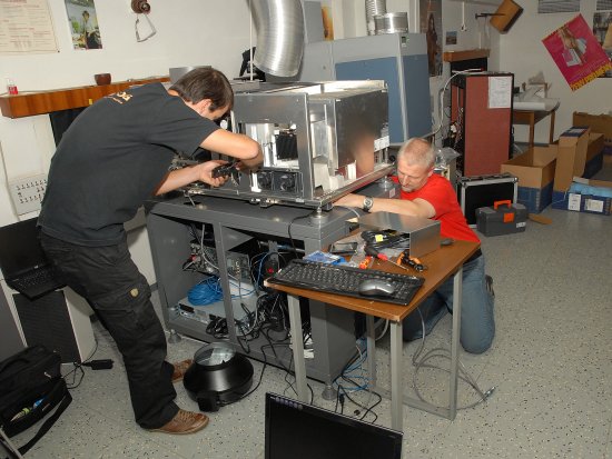 Technici společnosti D-cinema pracují na instalaci digitálního projektoru ve zdejším kině Puls. První digitální a zároveň 3D projekce se místní dočkají už zítra v podvečer.
FOTO: DAVID MACHÁČEK