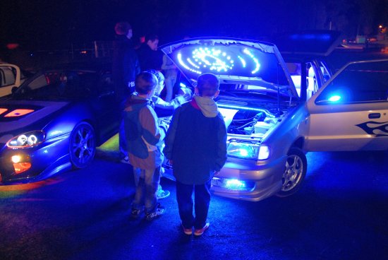 Nezvyklou podívanou nabídla premiérová Tuning Night na letním stadionu. Speciálně nasvícené automobily lákaly malé i velké.
FOTO: DAVID MACHÁČEK