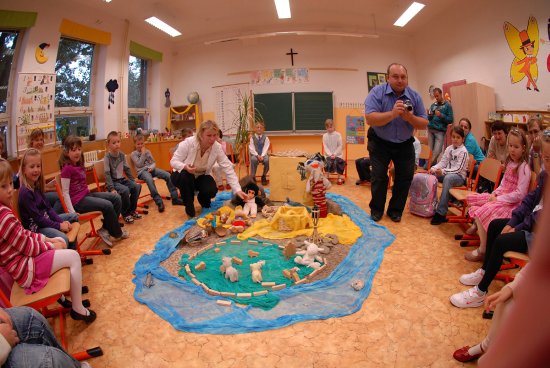 Příběhem o opuštěném ostrově a jeho obyvatelích začal letos školní rok v první třídě ZŠ sv. Zdislavy v Kopřivnici. Provázet má prvňáčky prvních několik týdnů ve škole.
FOTO: DAVID MACHÁČEK