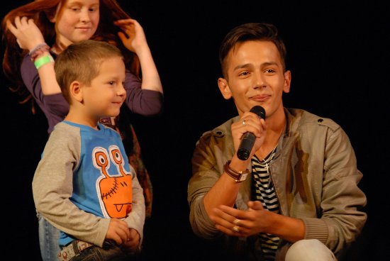 Zpěvák Jan Bendig se během svého koncertu pokusil uspořádat vlastní malou SuperStar. Dětem z publika se ale příliš zpívat nechtělo.
FOTO: DAVID MACHÁČEK