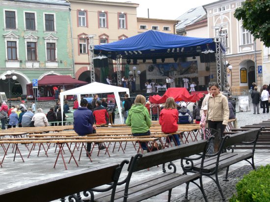 Náměstí Sigmunda Freuda patřilo v uplynulém víkendu návštěvníkům městské památkové rezervace a kulturních památek, nositelům lidových tradic a bezpočtu účinkujících.
FOTO: ILONA MAZALOVÁ