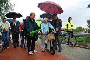 Olympionička Dana Zátopková minulý pátek slavnostně otevřela chodník a cyklostezku na ulicích Dělnická a Panská, ale také si ji jako jedna z prvních projela na koloběžce.
FOTO: DANA HOĎÁKOVÁ