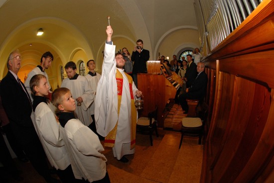 Kostel sv. Václava v Lubině má od minulého víkendu nové varhany. Těm slavnostně požehnal páter Vladimír Zelina.
FOTO: DAVID MACHÁČEK