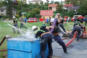 O pohár větřkovické přehrady letos soutěžilo třiadvacet družstev. Pohár si i letos odvezlo družstvo z Mniší.
FOTO: DANA HOĎÁKOVÁ