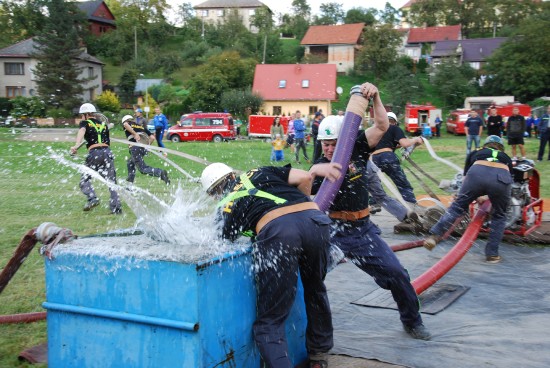 O pohár větřkovické přehrady letos soutěžilo třiadvacet družstev. Pohár si i letos odvezlo družstvo z Mniší.
FOTO: DANA HOĎÁKOVÁ