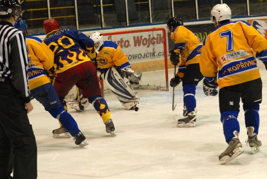 Kopřivnický hokejový celek stojí na prahu nové sezony. Bude úspěšnější než v té loňské, kdy v krajské lize skončil až šestý? Věřme, že ano. 
FOTO: ARCHIV