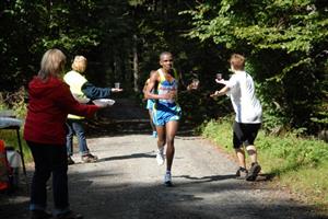 Henrymu Chirchirovi dýchal ještě v nejvyšším bodu tratě na záda jeho keňský kolega Ernest Kibet, v následném prudkém klesání už se mu ale definitivně vzdálil.
FOTO: DAVID MACHÁČEK