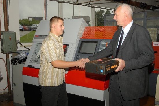 Ondřej Mladěnka si kromě titulu absolutního vítěze soutěže v programování CNC strojů vysloužil svou technickou erudicí také dárek v podobě notebooku.                                            
FOTO: DAVID MACHÁČEK
