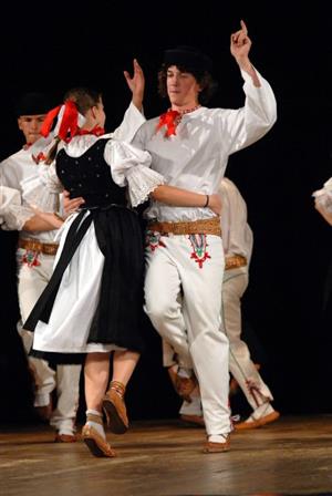 Slovenská folklorní skupina Račan vystupovala na premiéře Dne slovenské kultury v kulturním domě takřka před prázdným sálem. Program zřejmě neoslovil ani rodilé Slováky.   
FOTO: DAVID MACHÁČEK