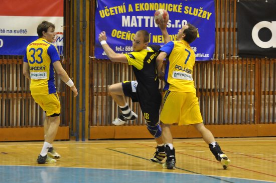 Kopřivnický Adam Krejčiřík se v souboji s Duklou prosadil střelecky celkem pětkrát, a dal tak nejvíc branek svého týmu, který se v prohraném zápase hodně potýkal s koncovkou.    
FOTO: JANA FEILHAUEROVÁ