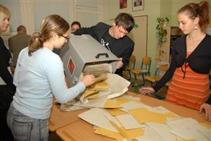 Letos poprvé mohli voliči vhazovat obálky se senátními i komunálními volebními lístky do jedné volební urny. Členové volebních komisí je pak před zahájením sčítání museli navíc roztřídit a poté počítat samostatně.
FOTO: DAVID MACHÁČEK
