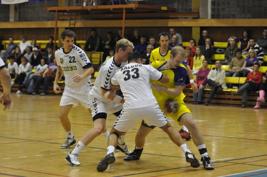 Házenkáři Kopřivnice v minulosti dokázali Karvinou doma nejednou potrápit, tentokrát ale úřadující mistr neměl větší problémy a odvezl si vítězství 33:27.
FOTO: JANA FEILHAUEROVÁ
