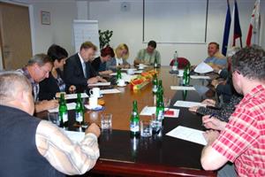 Každý z jedenácti zastupitelů nově vzniklé koalice v pátek podepsal jednu z kopií stručné koaliční dohody, na základě které bude fungovat povolební spolupráce ODS, KDU-ČSL, Šance 2010 a SNK.
FOTO: DANA HOĎÁKOVÁ