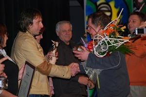 Zástupce Tišnovské televize přebírá z rukou porotce Jana Tuny ocenění za nejlepší snímek Kafky 2010 v kategorii Publicistika.
FOTO: DANA HOĎÁKOVÁ