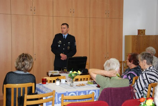 O specifických nebezpečích pro jejich věkovou skupinu přednášel kopřivnickým seniorům  člen preventivní skupiny Policie ČR Zbyněk Tomšík.
FOTO: DANA HOĎÁKOVÁ