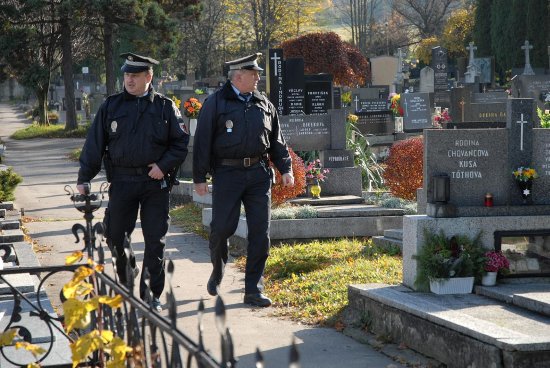 Strážníci městské policie byli v období ’Dušiček’ častěji k vidění na hřbitovech v Kopřivnici i v místních částech.
FOTO: DAVID MACHÁČEK