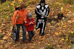 Příjemného podzimního odpoledne ve čtvrtek 28. října využila řada lidí k procházce na Šostýn. Hrad ale ten den ovládala strašidla. 
FOTO: DAVID MACHÁČEK