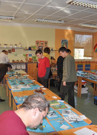 Přes dvě stě sedmdesát modelů bylo o víkendu k vidění v kopřivnickém DDM, kde se konal jubilejní 10. ročník modelářské soutěže.
FOTO: PETR KOLIBA