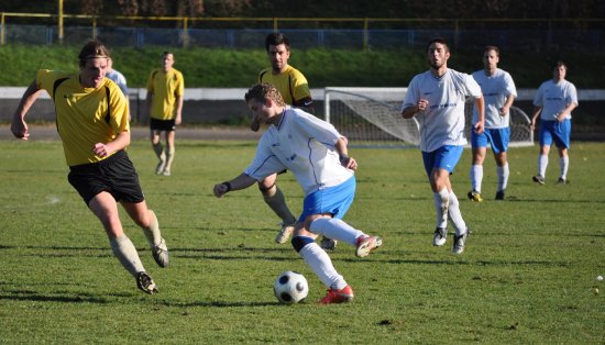 Jan Špaček (u míče) měl v utkání se Sedlnicemi nespočet šancí a nakonec byl i u obou gólů kopřivnického týmu mužů. Zařídil penaltu a druhou branku dal z brejku sám.    
FOTO: J. FEILHAUEROVÁ