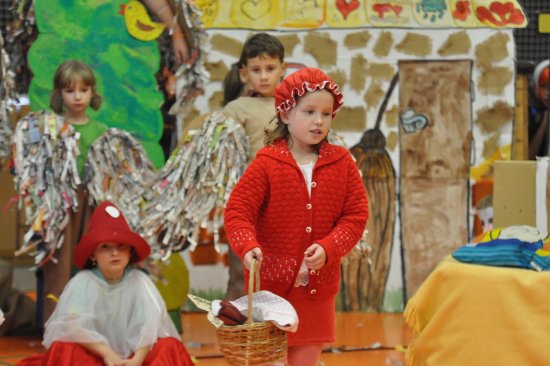 Žáci Základní školy sv. Zdislavy hrají pohádkový muzikál pro děti ze zdejších mateřských škol.
FOTO: JANA FEILHAUEROVÁ