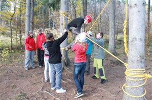 Lanové aktivity, ať už nízko při zemi, nebo ve výškách, byly jednou z nejatraktivnějších činností pětidenního kurzu pro žáky druhého stupně ZŠ Alšova.
FOTO: JIŘÍ ŠTĚPÁN