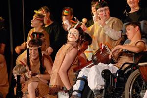 Čtrnáctý ročník přehlídky tvorby handicapovaných dětí se celý nesl v indiánském duchu. Akce, která se tradičně těší velkému zájmu publika, i tentokrát dokázala beze zbytku naplnit kopřivnický kulturní dům.
FOTO: DAVID MACHÁČEK