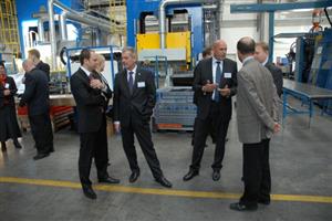 Vedení koncernu Röchling minulý týden slavnostně uvedlo do provozu rozšířené prostory kopřivnického závodu firmy vyrábějící plastové součástky pro automobilový průmysl.
FOTO: DAVID MACHÁČEK