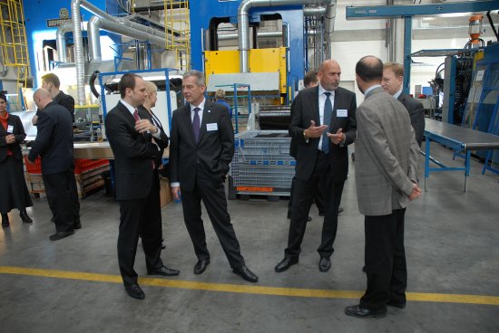 Vedení koncernu Röchling minulý týden slavnostně uvedlo do provozu rozšířené prostory kopřivnického závodu firmy vyrábějící plastové součástky pro automobilový průmysl.
FOTO: DAVID MACHÁČEK