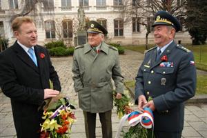 Vysloužilí důstojníci, pamětníci a představitelé města si 11. 11. připomněli Den veteránů. Krátká vzpomínka s položením kytic u památníku vítězství byla ukončena státní hymnou.       
FOTO: DAVID MACHÁČEK