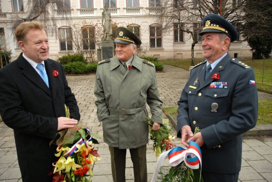 Vysloužilí důstojníci, pamětníci a představitelé města si 11. 11. připomněli Den veteránů. Krátká vzpomínka s položením kytic u památníku vítězství byla ukončena státní hymnou.       
FOTO: DAVID MACHÁČEK