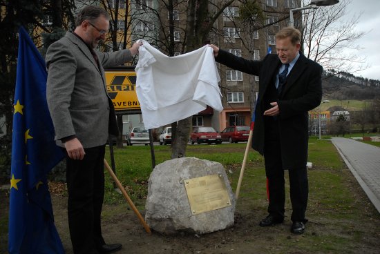 V pondělí v odpoledních hodinách byla slavnostně odhalena informační tabulka, která má připomínat dokončenou rekonstrukci části veřejných prostranství v oblasti kopřivnického sídliště Jih.
FOTO: DAVID MACHÁČEK